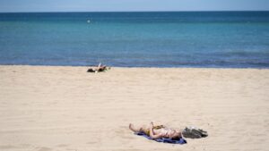 playa-tomar-sol-arena-toalla