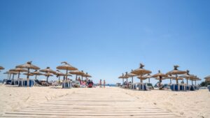 Magaluf - playa - sombrillas - calor - altas temperaturas - cielo despejado - sol