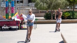 Magaluf - turistas - patinetes - verano - calor