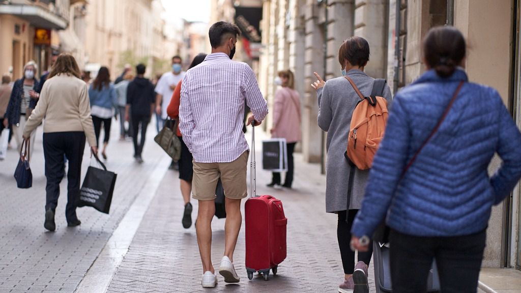 turistas-mascarilla-palma-maleta