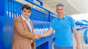 El doctor Jos&eacute; Reyes y el directivo blanquiazul Guillermo Pisano, este martes, en el Estadio Balear