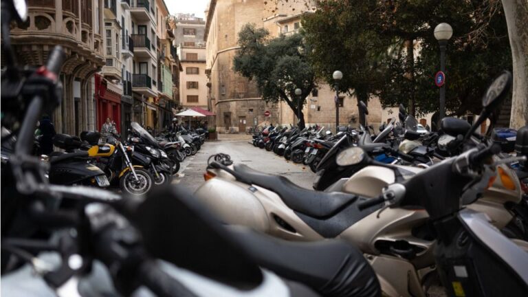 Motos aparcadas en la plaza des Mercat