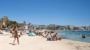Magaluf - ba&ntilde;istas - playa - arena - sol