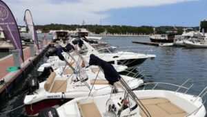 embarcaciones de recreo amarradas