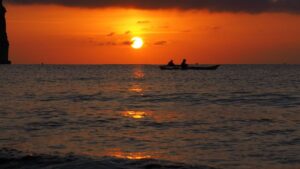 puesta de sol mar canoa