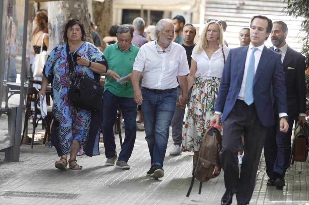 Bartolomé Cursach, acompañado de su pareja, llegando a la Audiencia Provincial de Baleares