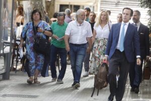 Bartolom&eacute; Cursach, acompa&ntilde;ado de su pareja, llegando a la Audiencia Provincial de Baleares