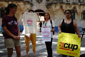 Manifestantes en el exterior de la Audiencia Provincial de Baleares