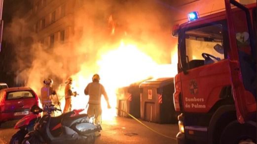piromano bomberos contenedores incendio palma