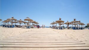 Magaluf - playa - sombrillas - calor - altas temperaturas - cielo despejado - sol