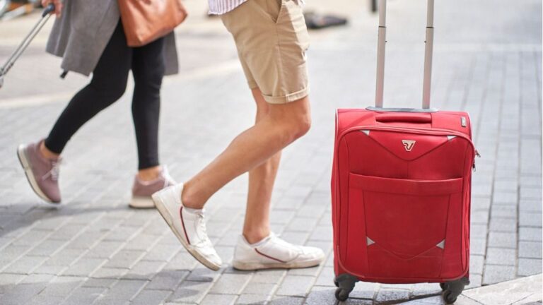 turistas-mascarilla-palma-maleta