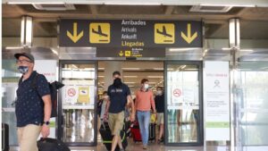 turistas aeropuerto mascarillas