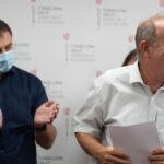 Palomino, a la izquierda, aplaude a Fuster