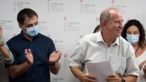 Palomino, a la izquierda, aplaude a Fuster