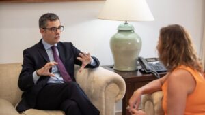 El ministro F&eacute;lix Bola&ntilde;os, en su visita al Consolat