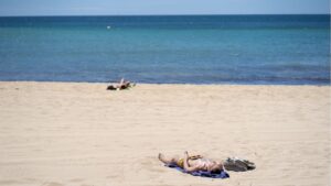 playa-tomar-sol-arena-toalla