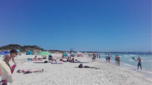 playa turistas calor