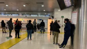 intermodal llena de gente