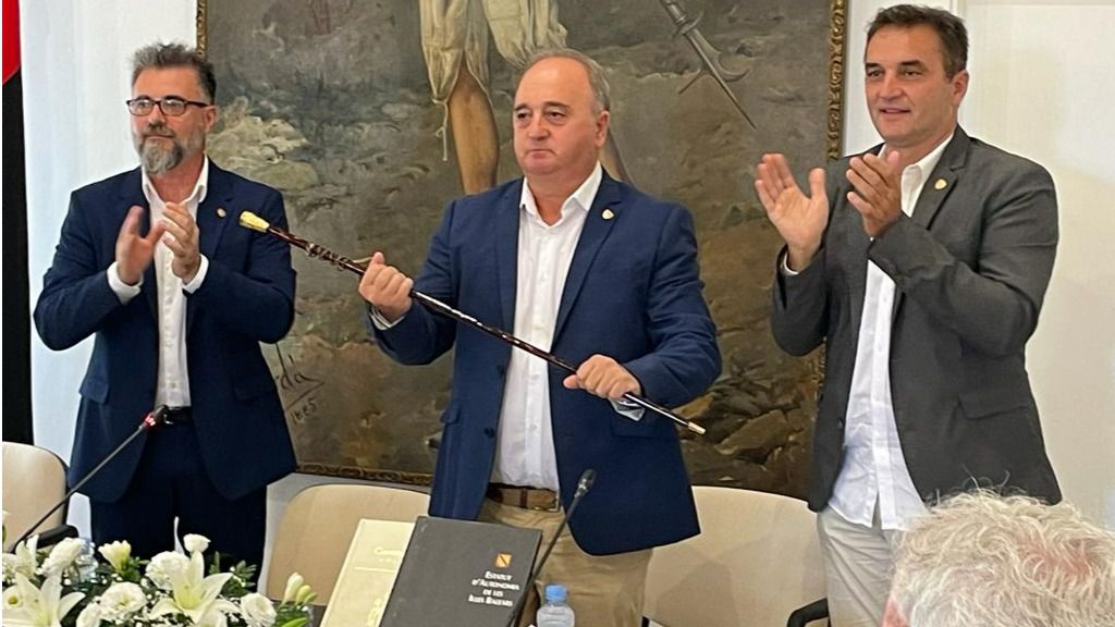 Andrés Nevado, flanqueado por David Alonso (izquierda) y Tomeu Cifre (derecha).