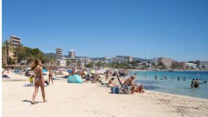 Magaluf - ba&ntilde;istas - playa - arena - sol