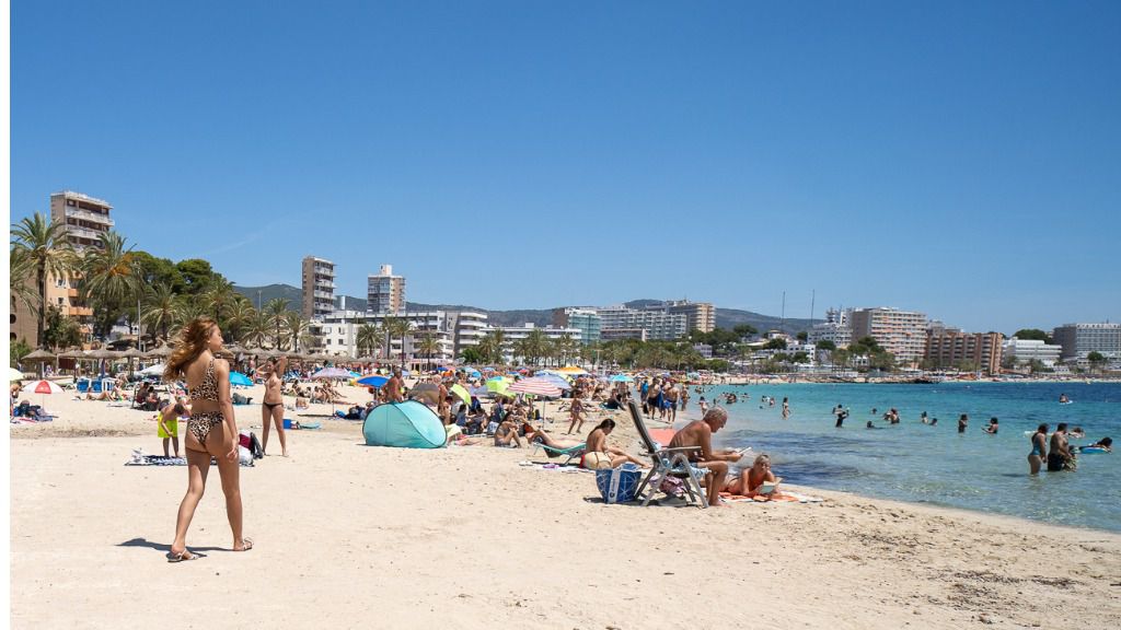 Magaluf - bañistas - playa - arena - sol