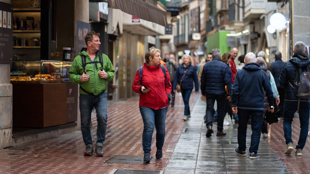 Turistas en invierno en el centro de Palma