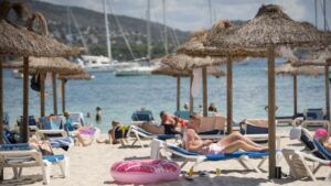 turistas brit&aacute;nicos playa