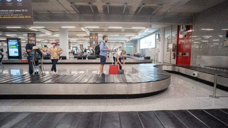 Esperando Maletas en el Aeropuerto