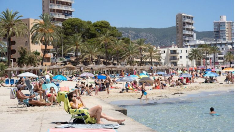 Magaluf - playa - turistas - sol - calor