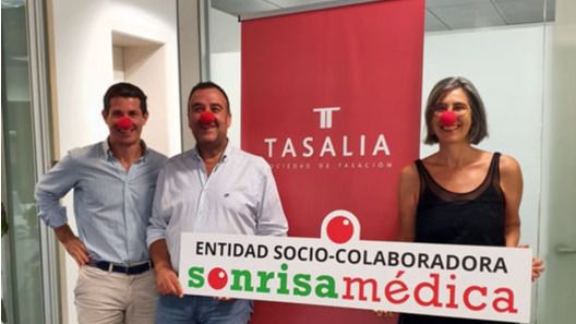 El consejero delegado de Tasalia, Tavo Claro Izaguirre; el presidente de Sonrisa Médica, Guillermo García Moliz y la siempre sonriente María José