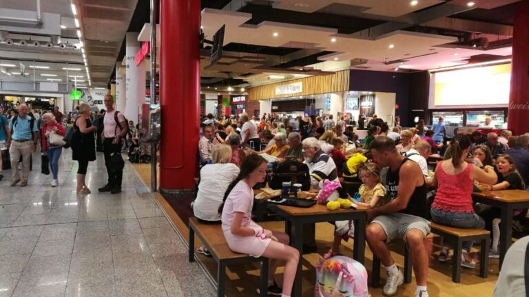 El aeropuerto de Palma registra este sábado una masiva presencia de viajeros