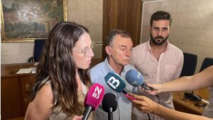 Toni Mir, con camisa azul en el centro de la imagen