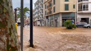 Imagen de una calle de Felanitx anegada por las lluvias @CabrerJaume