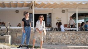 Laura Aguil&oacute; y Maleni Bonet frente al restaurante
