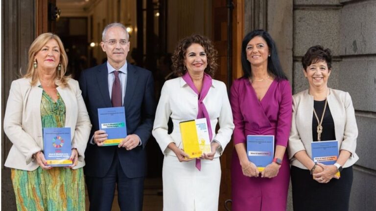 Archivo: M. Jesús Montero en la entrega de los PGE 2023 al Congreso