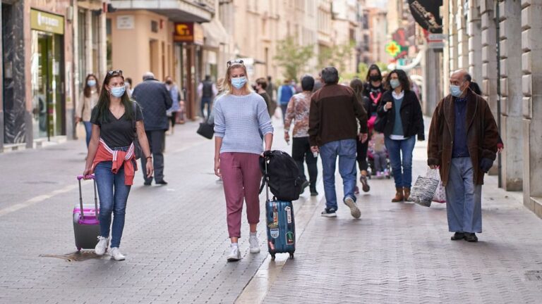 turistas-mascarilla-palma-maleta