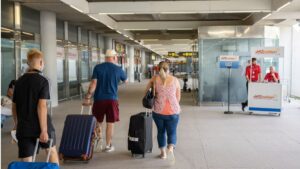 turistas aeropuerto palma