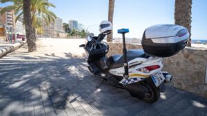 Magaluf - policia - vigilancia - seguridad - playa - palmeras