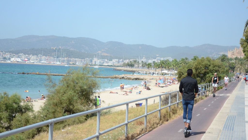 playa verano carril bici patinetes