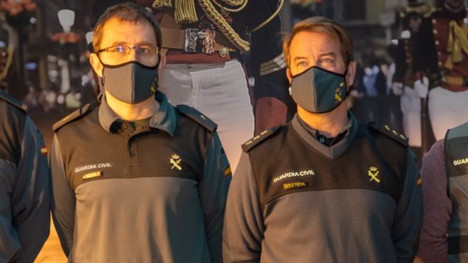 Bastida, a la izquierda, y el coronel Hernández Mosquera, a la derecha