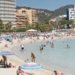 turistas playa calvia