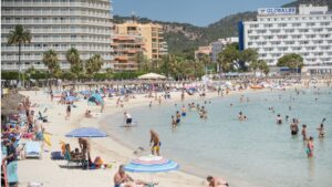 turistas playa calvia