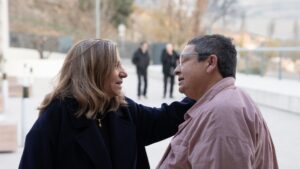 La productora y presidenta del Ateneu Barcelon&egrave;s, Isona Passola, con Tonga Villaronga, hermana del cineasta fallecido, en la capilla ardiente situada en el tanatorio de Sant Gervasi