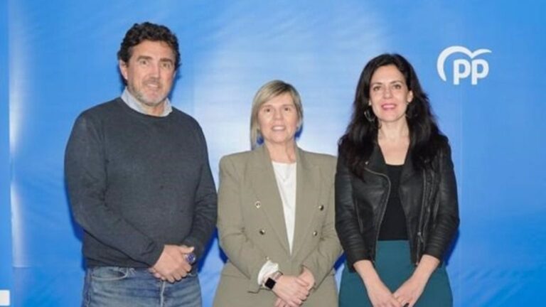 Consuelo Fernández Manley, en el centro, formaliza su incorporación desde Calvià