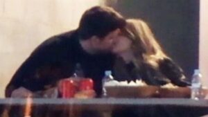 Captura del v&iacute;deo en el que Piqu&eacute; y Clara Ch&iacute;a se besan