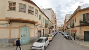 A la izquierda, el edificio conflictivo