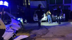 Foto de archivo: Dispositivo policial botell&oacute;n