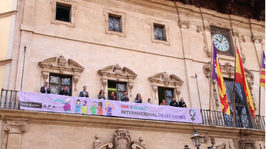 Cort ya luce la pancarta del 8M