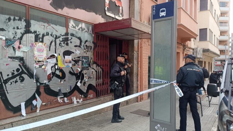 Efectivos de Policía Nacional, junto al local okupado en la calle Joan Crespí, en Palma.