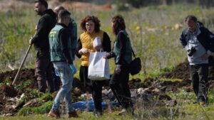 Una de las bolsas en la que han sido transportados los restos